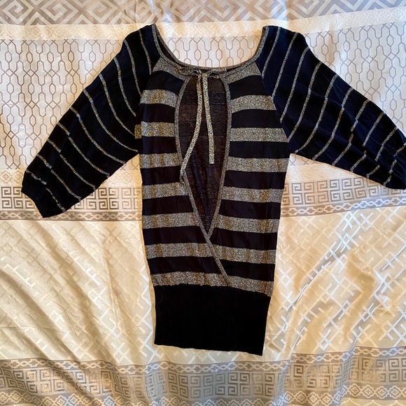 Beautiful stripped top from Guess. - Picture 2 of 5